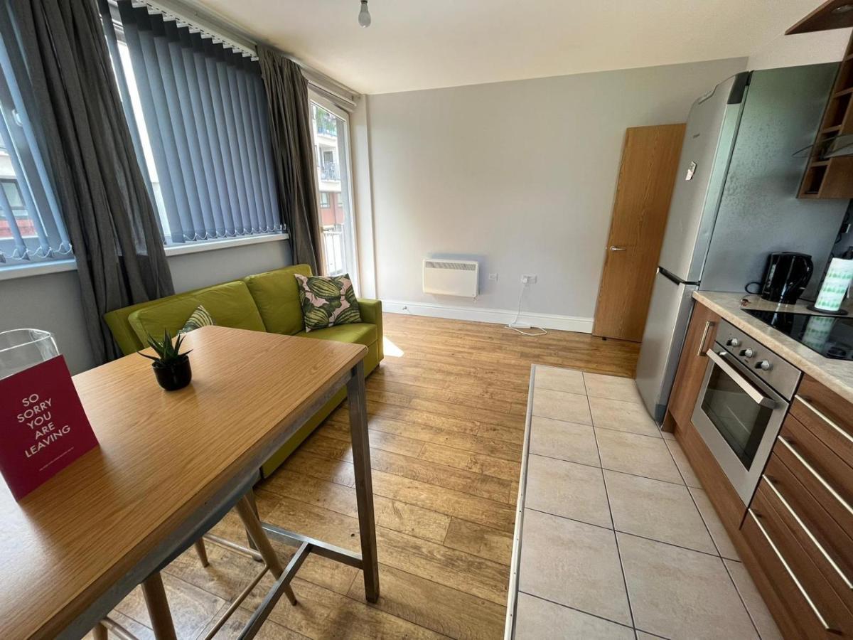London Modern Flat Near Transportsアパートメント エクステリア 写真
