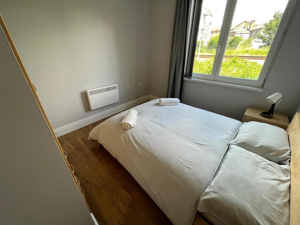 London Modern Flat Near Transportsアパートメント エクステリア 写真