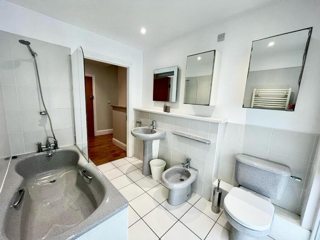 London Modern Flat Near Transportsアパートメント エクステリア 写真