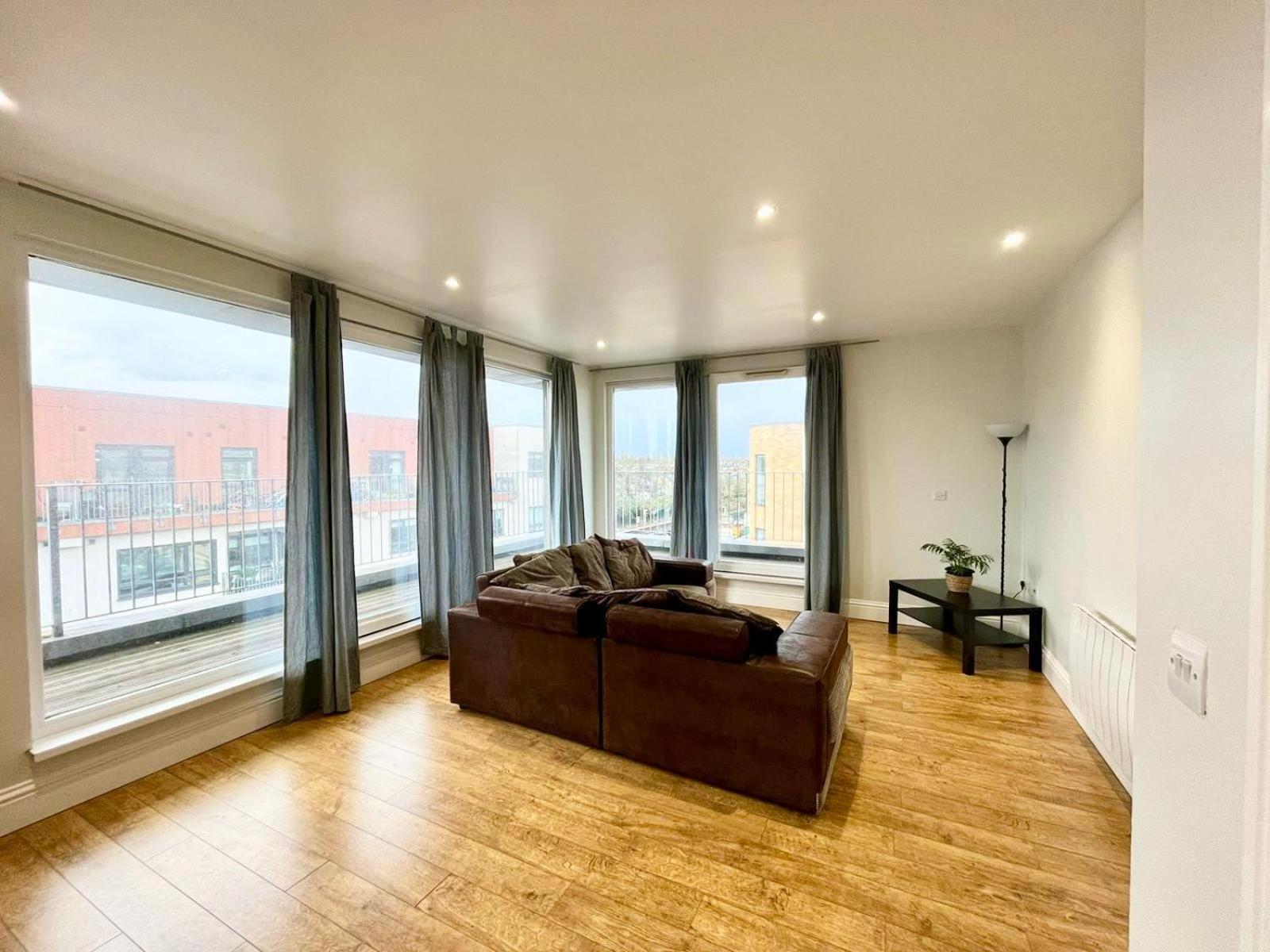 London Modern Flat Near Transportsアパートメント エクステリア 写真